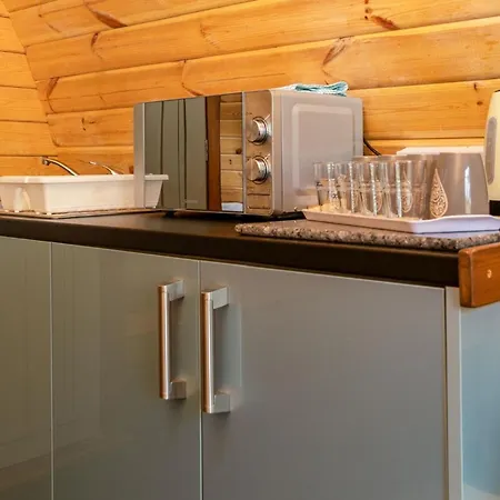 Campsite Cosy Glamping In The Valley - And Mega Pods