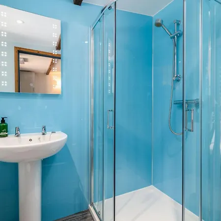 Cosy Glamping In The Valley - And Mega Pods