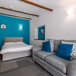Cosy Glamping In The Valley - And Mega Pods Campingplatz *