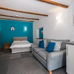 Camping Cosy Glamping In The Valley - And Mega Pods