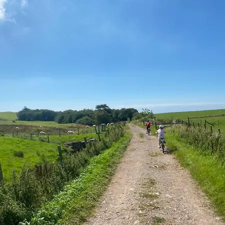 Cosy Glamping In The Valley - And Mega Pods مكان تخييم