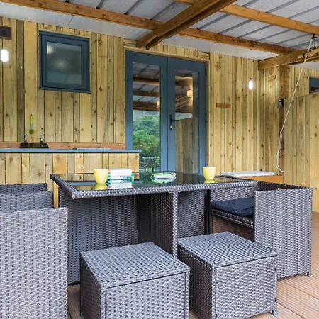 Cosy Glamping In The Valley - And Mega Pods Кемпинг *