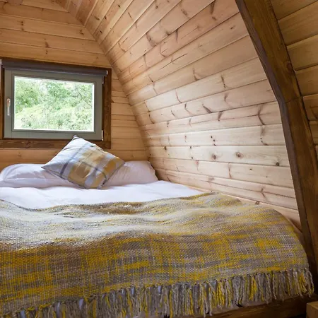 Campsite Cosy Glamping In The Valley - And Mega Pods