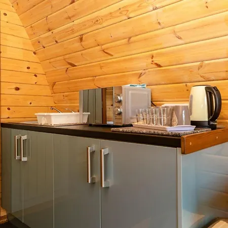Campsite Cosy Glamping In The Valley - And Mega Pods