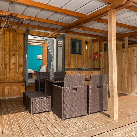 Camping Cosy Glamping In The Valley - And Mega Pods *