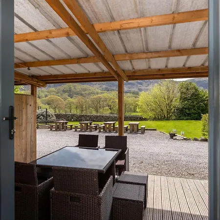 Cosy Glamping In The Valley - And Mega Pods Кемпинг