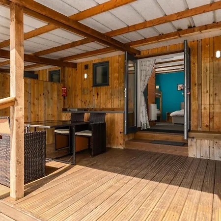 Cosy Glamping In The Valley - And Mega Pods