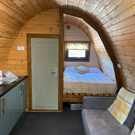 Cosy Glamping In The Valley - And Mega Pods