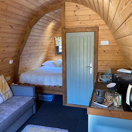 Cosy Glamping In The Valley - And Mega Pods *