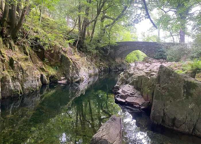 Cosy Glamping In The Valley - And Mega Pods مكان تخييم إسكاديل