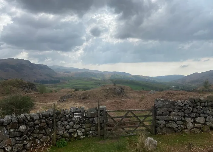 Cosy Glamping In The Valley - And Mega Pods *