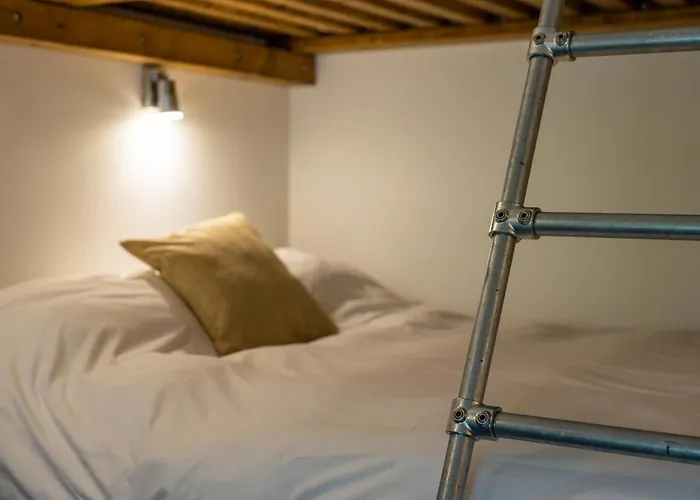 Cosy Glamping In The Valley - And Mega Pods مكان تخييم