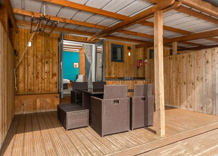 مكان تخييم Cosy Glamping In The Valley - And Mega Pods *