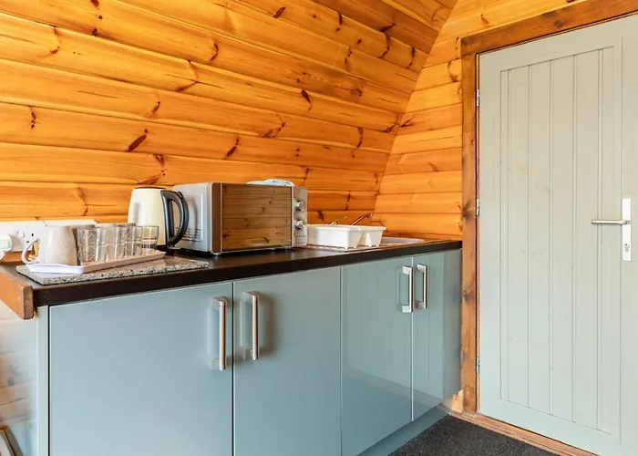 Cosy Glamping In The Valley - And Mega Pods مكان تخييم إسكاديل