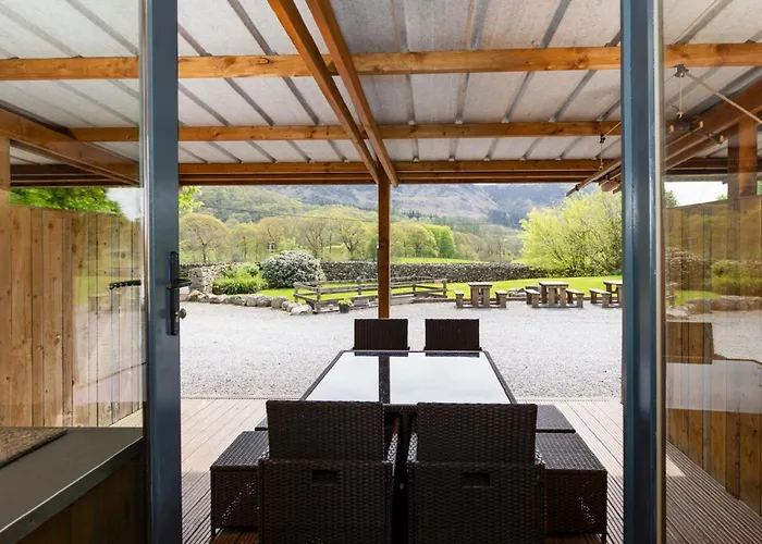 Cosy Glamping In The Valley - And Mega Pods مكان تخييم إسكاديل