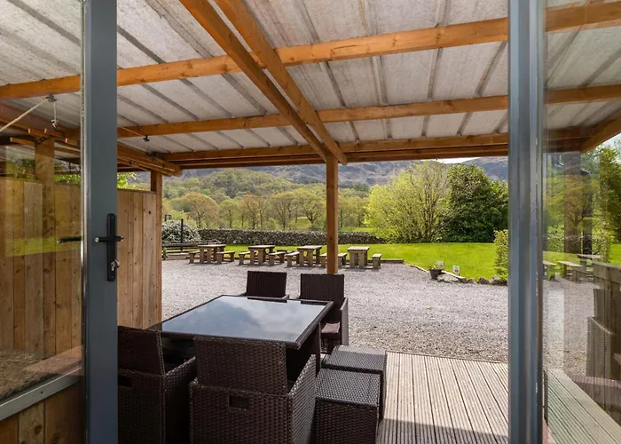 Cosy Glamping In The Valley - And Mega Pods مكان تخييم