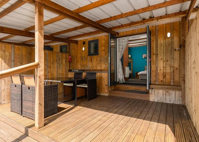 Cosy Glamping In The Valley - And Mega Pods